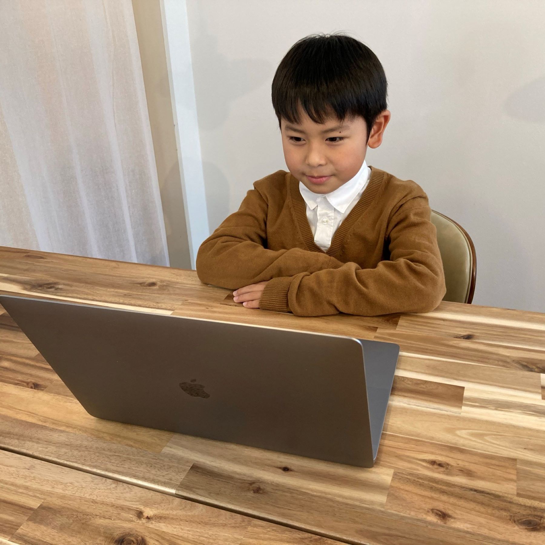 pcで勉強する子供